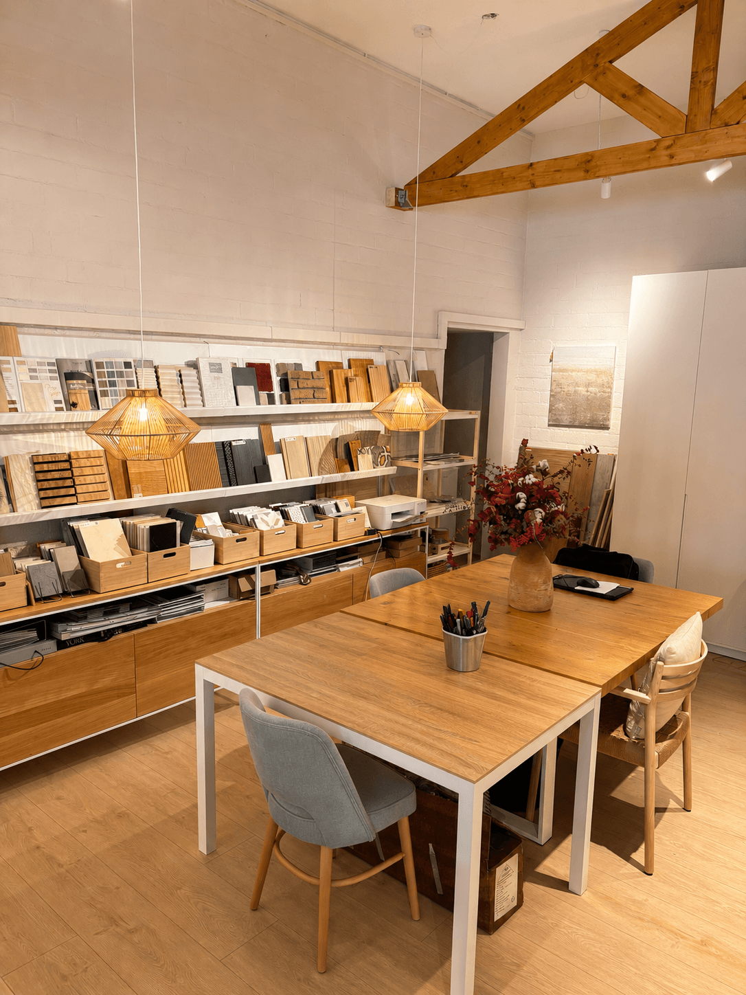 Taula de projecte i materials del showroom d'At Moment