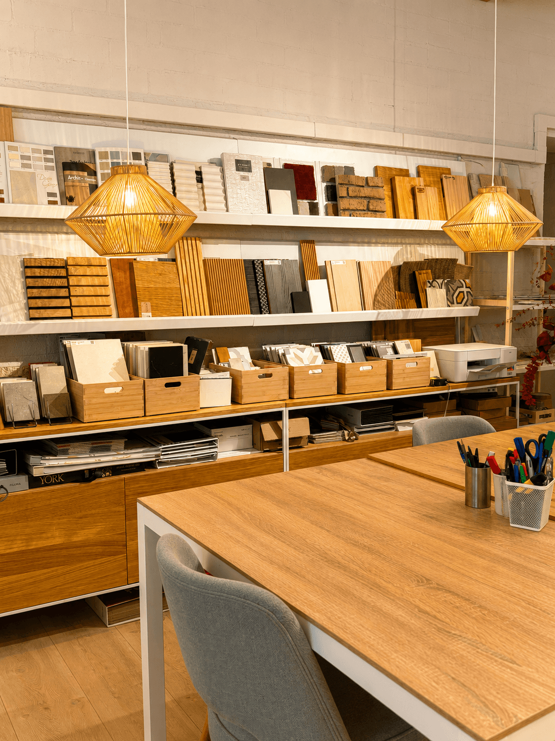 Mostres de materials i acabats al showroom d'At Moment