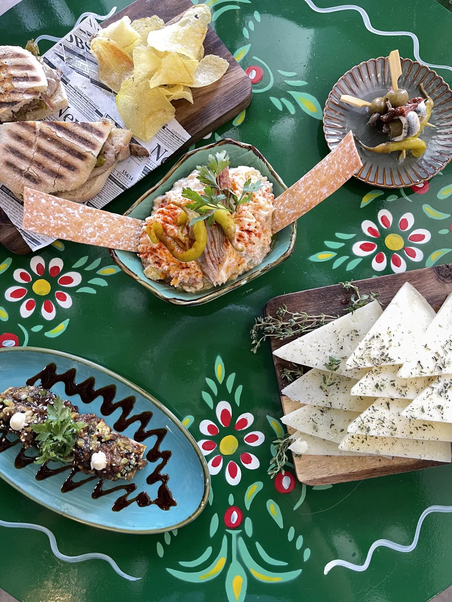 Taula amb plats andalusos per compartir a EL PATIO