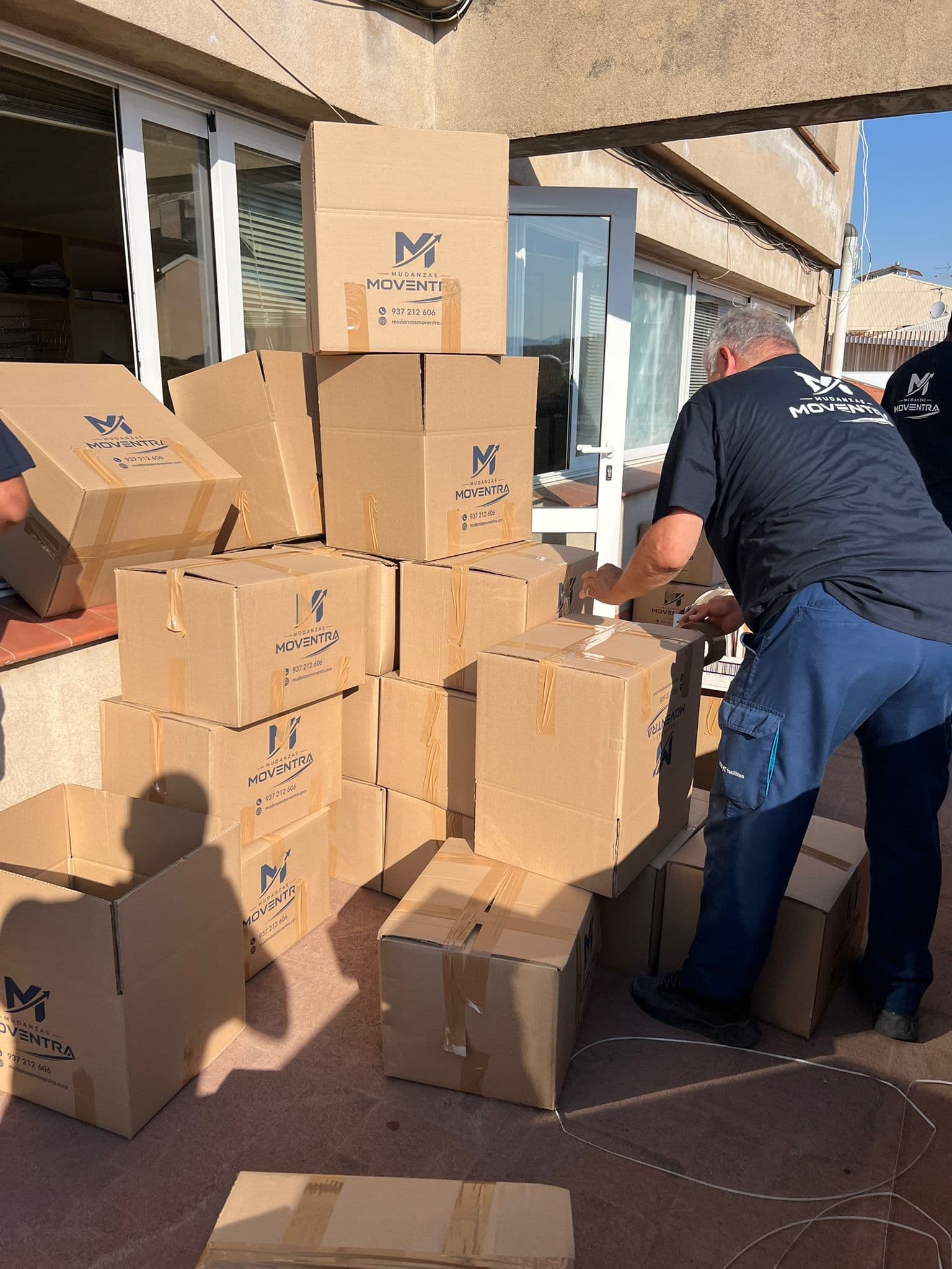 Operaris de Moventra traslladant caixes