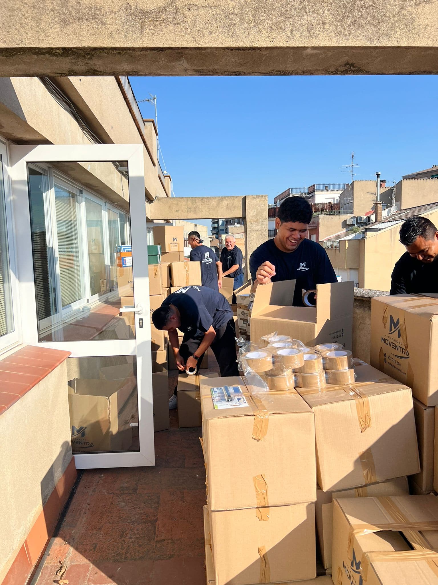 Equip de Moventra preparant caixes en una mudança
