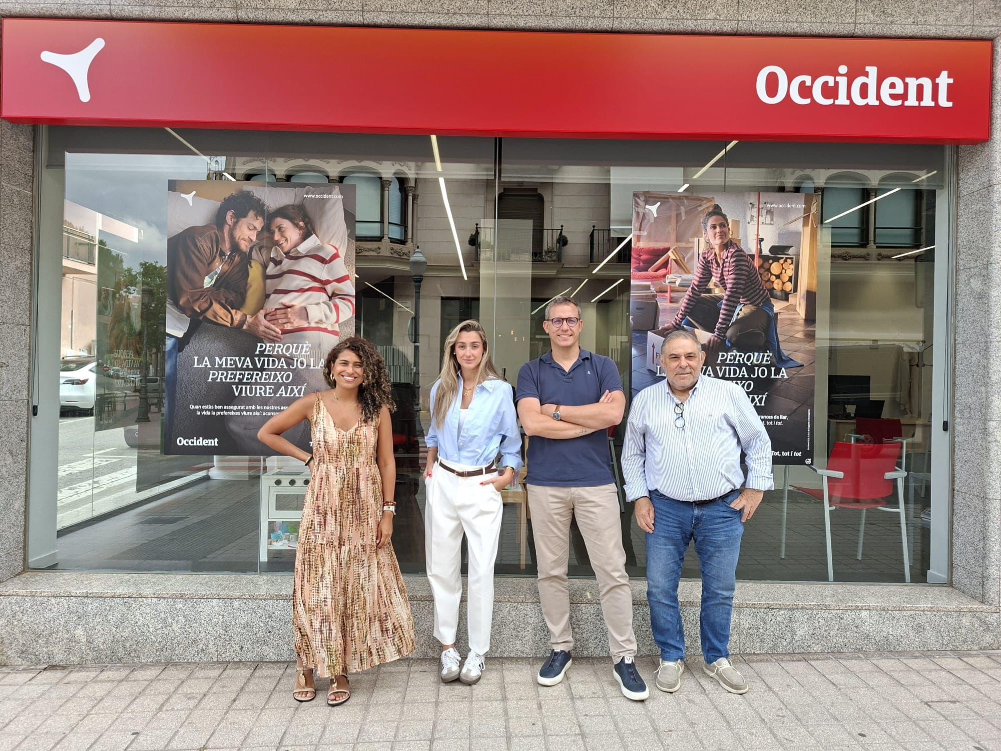 Equip d'Occident Sant Quirze davant de l'oficina