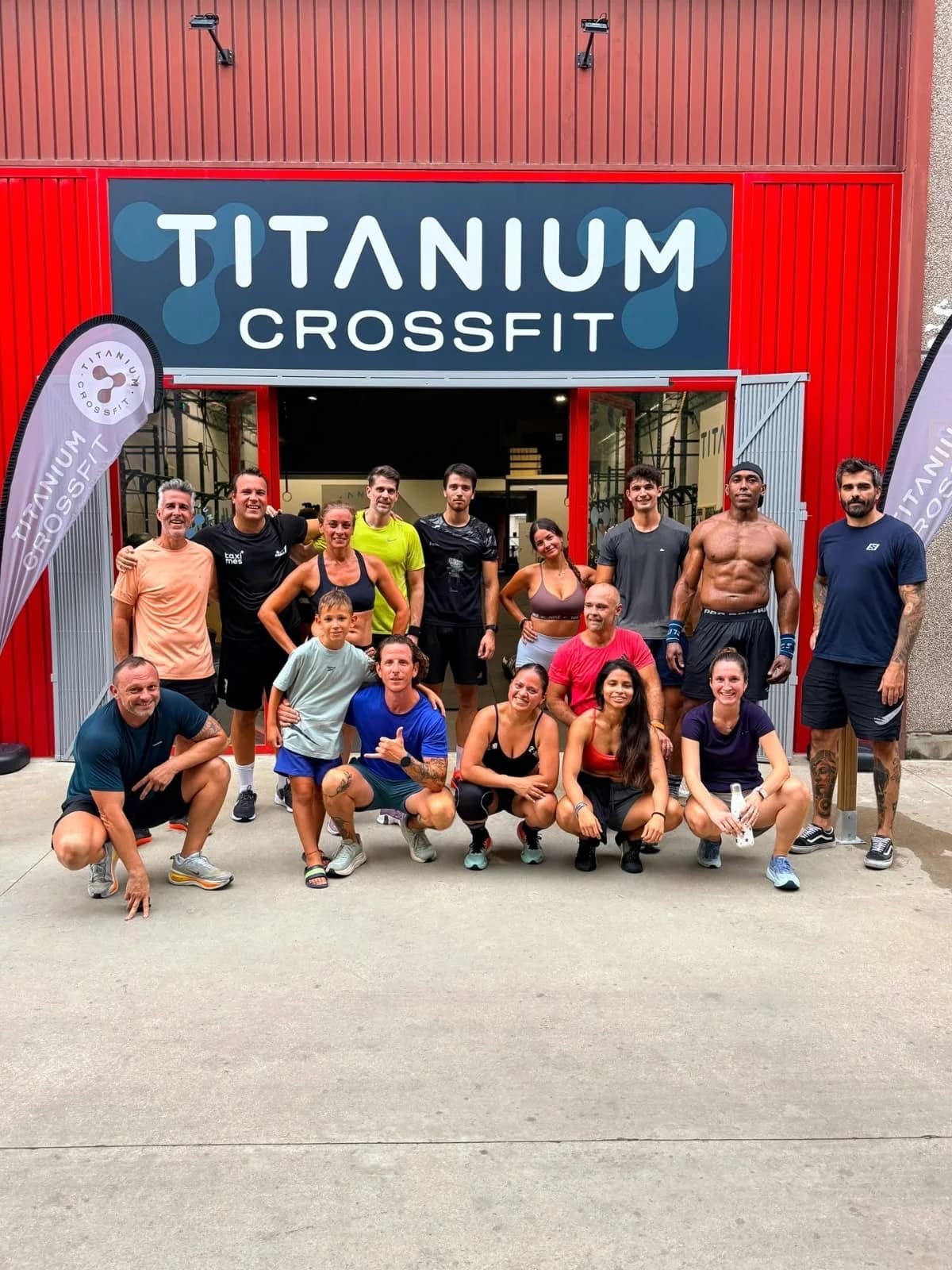 Grup de la comunitat davant l'entrada de Titanium CrossFit
