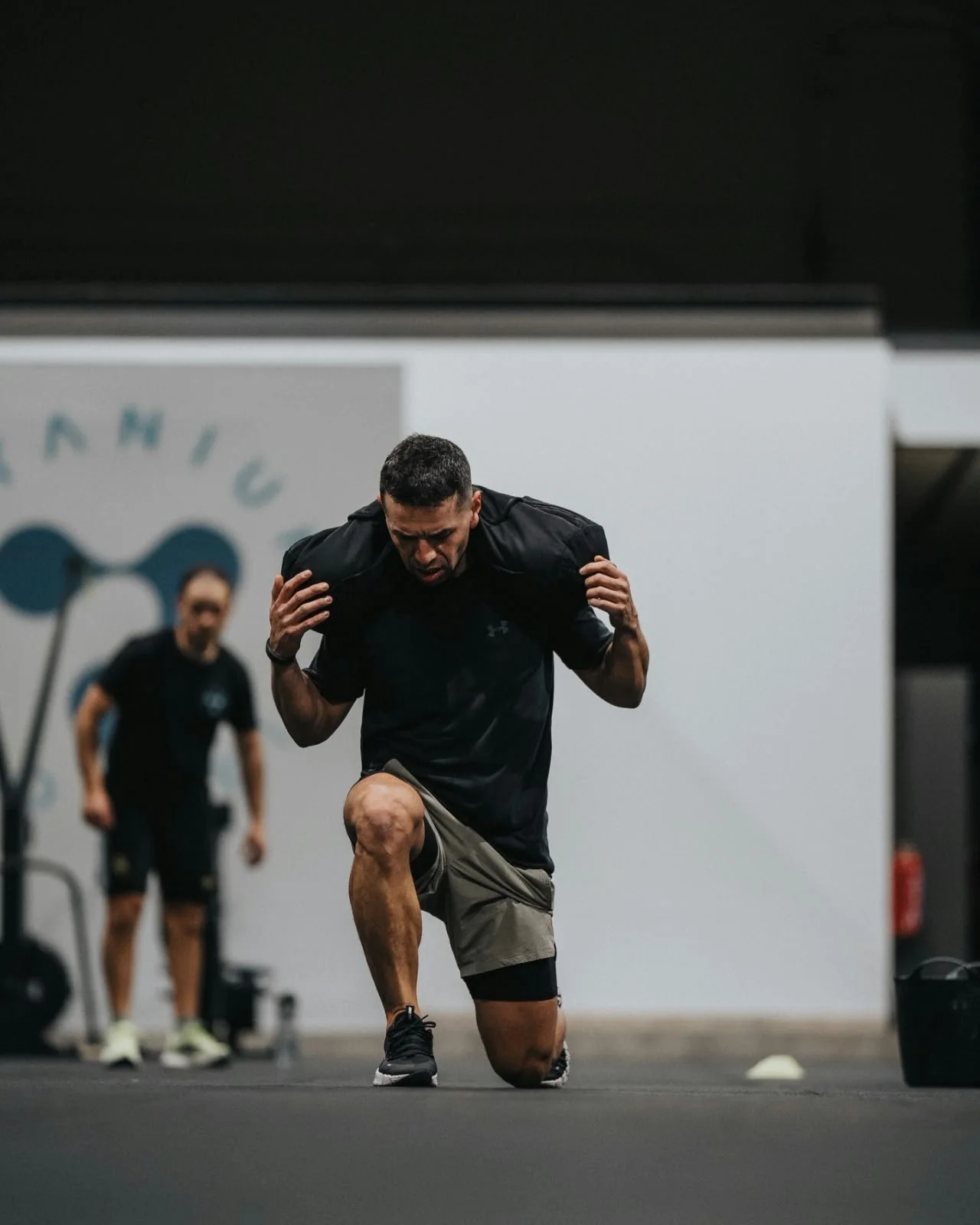 Atleta fent un exercici de mobilitat i escalfament