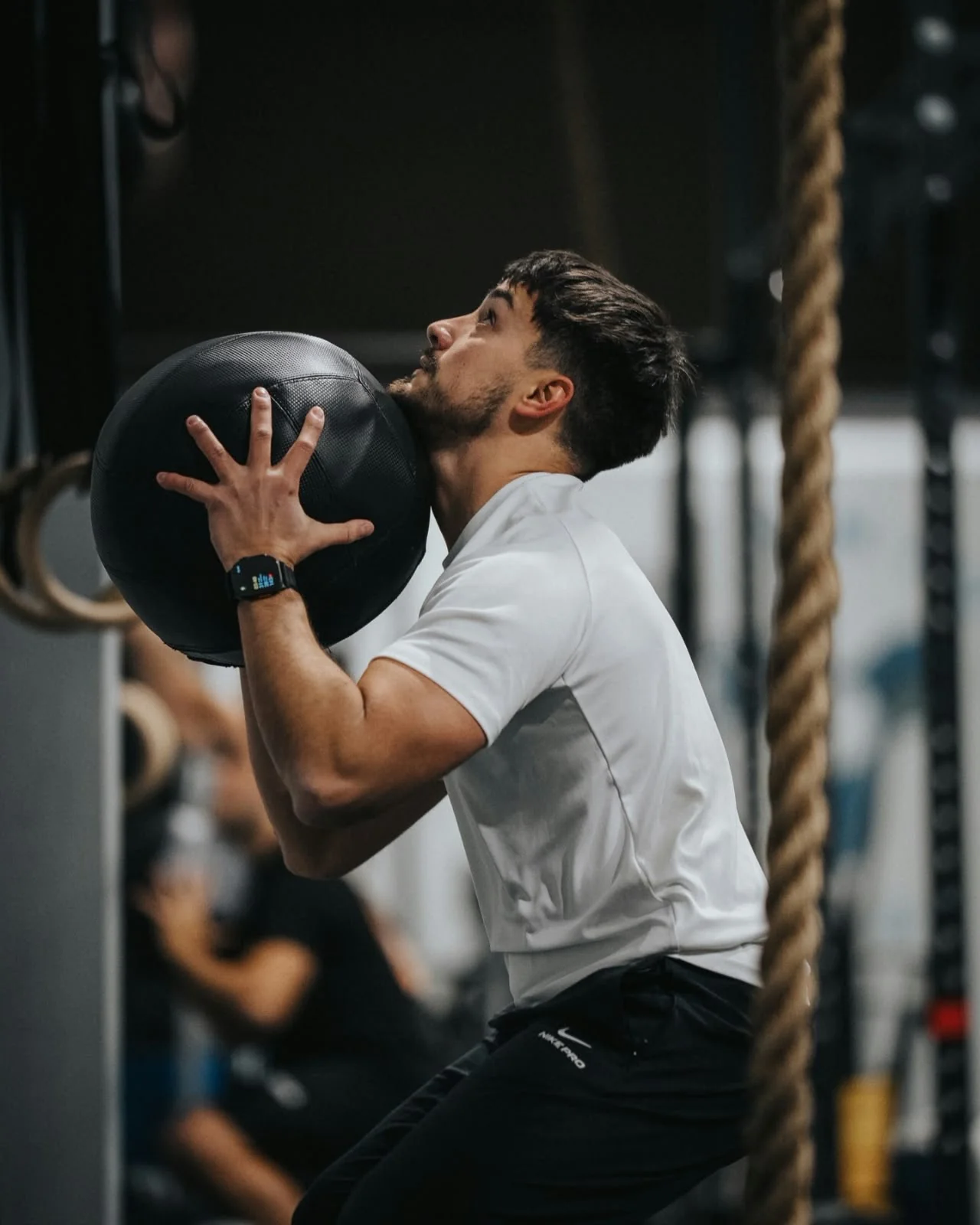 Atleta sostenint una pilota medicinal