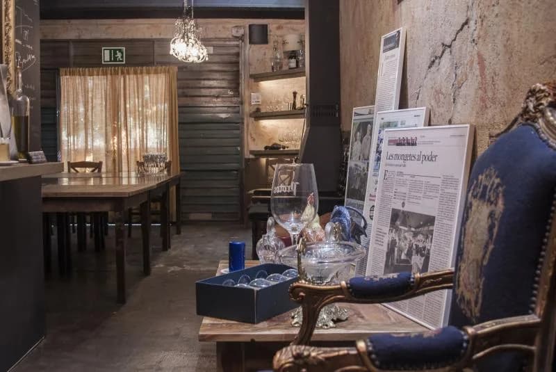 Taules i ambient de restaurant a Masia Can Ferran