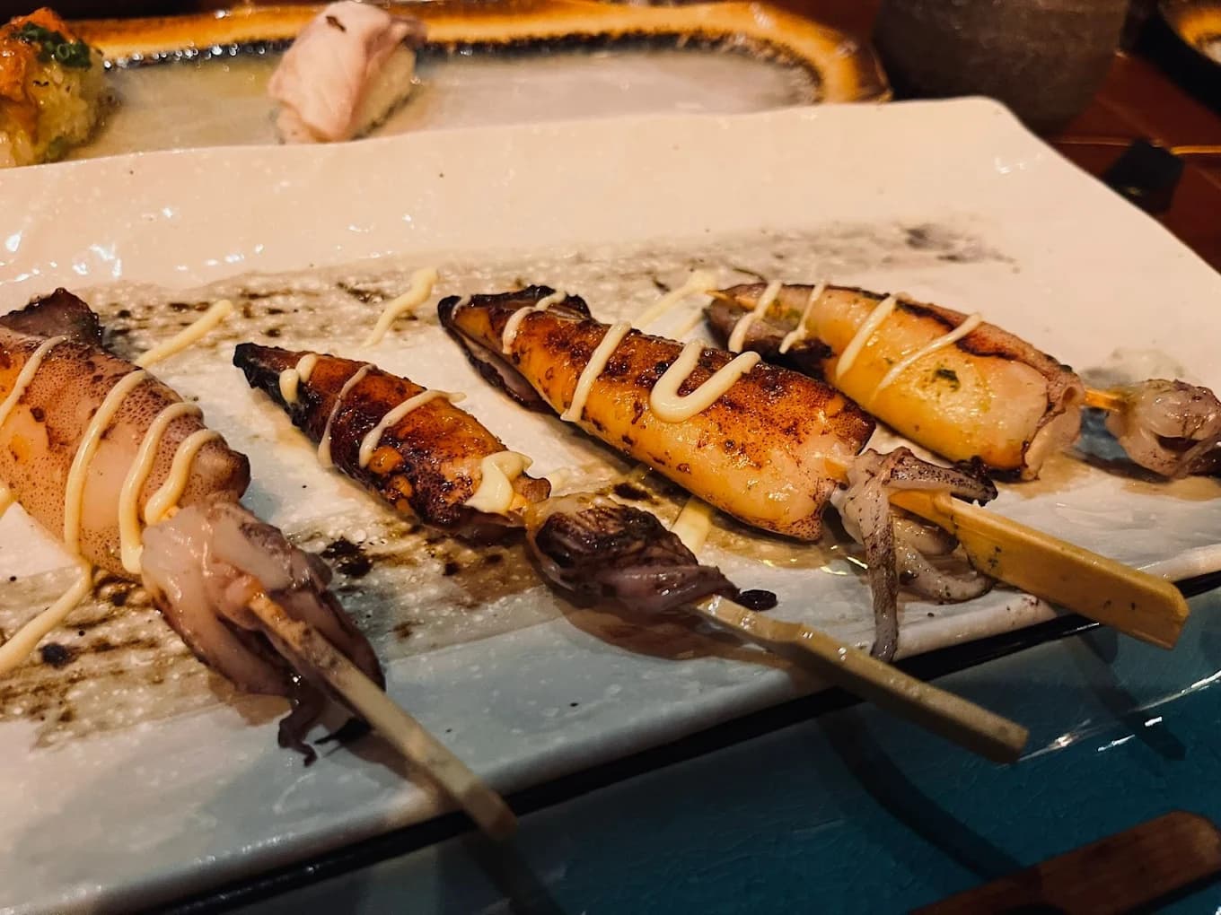 Broquetes de robata de KRŪ Restaurant