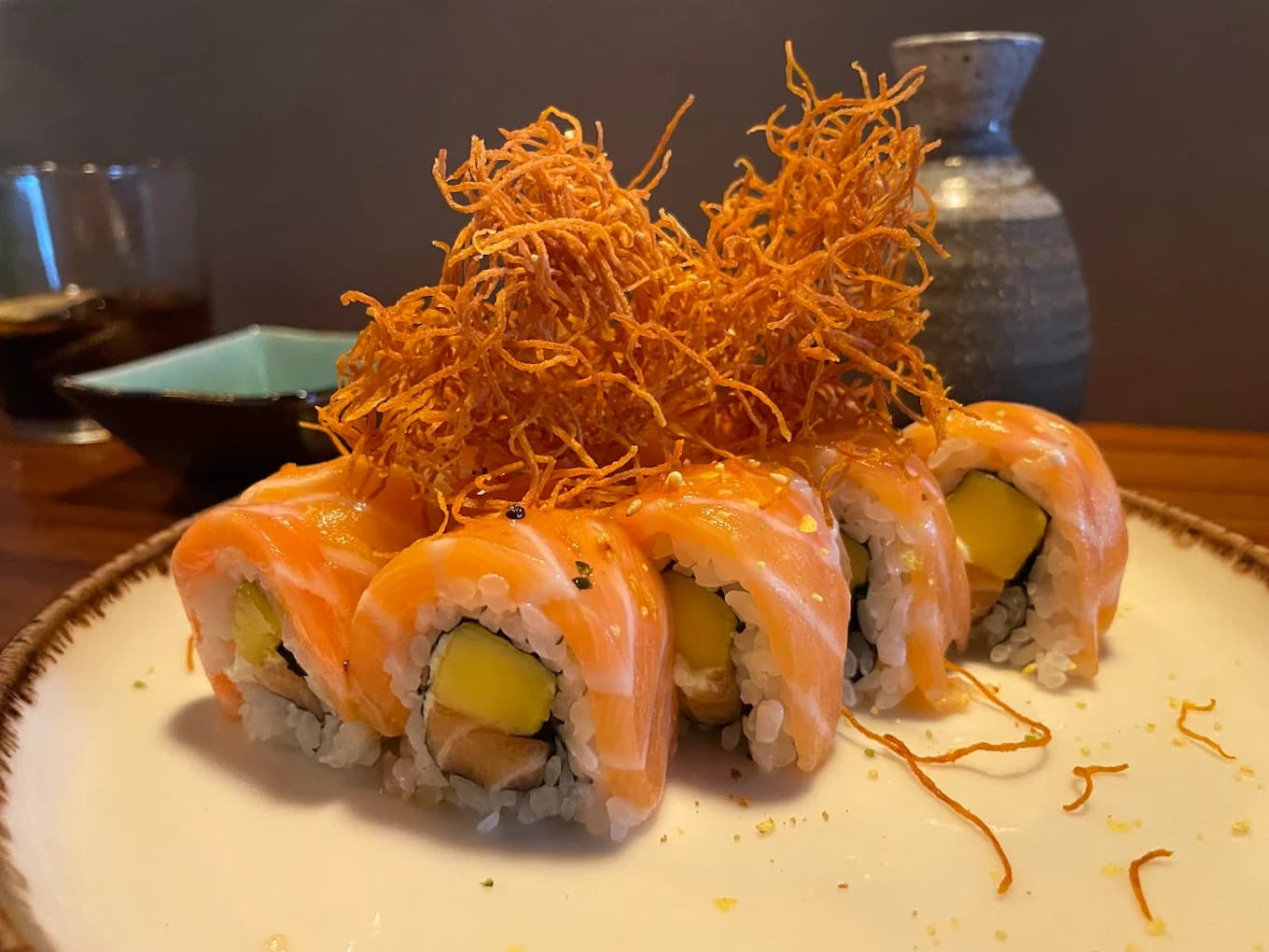 Uramaki de salmó de KRŪ Restaurant