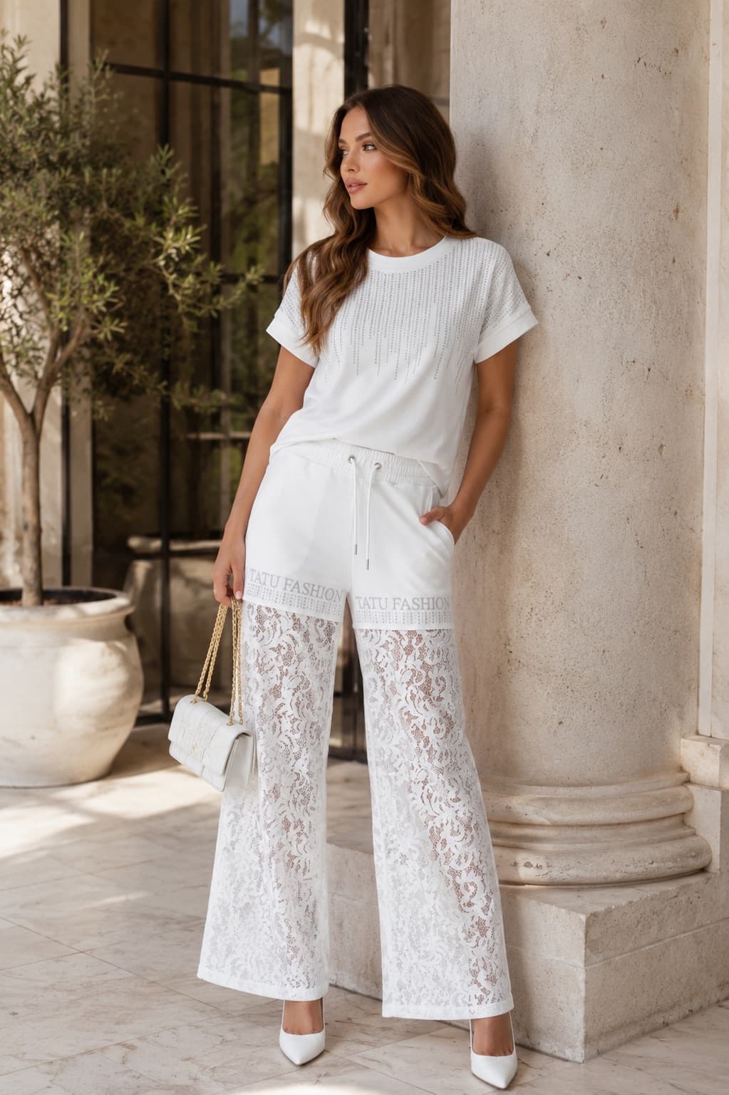 Conjunt blanc amb pantalons d'encaix