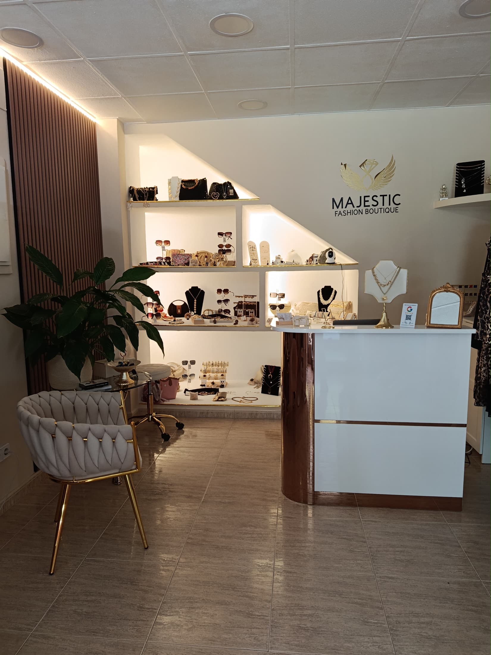Interior de Majestic Fashion Boutique amb bosses, complements i accessoris